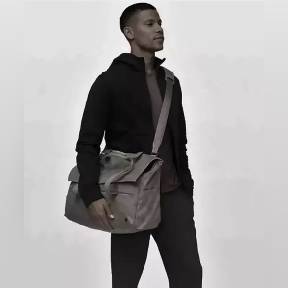 Lululemon New Early Embark Duffel 27L Deep Coal Nylon Large Messenger Laptop Bag - Picture 2 of 10